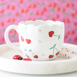 Tasse cerise festonnée