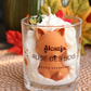 Bougie Rusé des bois Alcazia, renard orange et décor de feuilles sur une cire blanche, parfum Cidre cannelle.