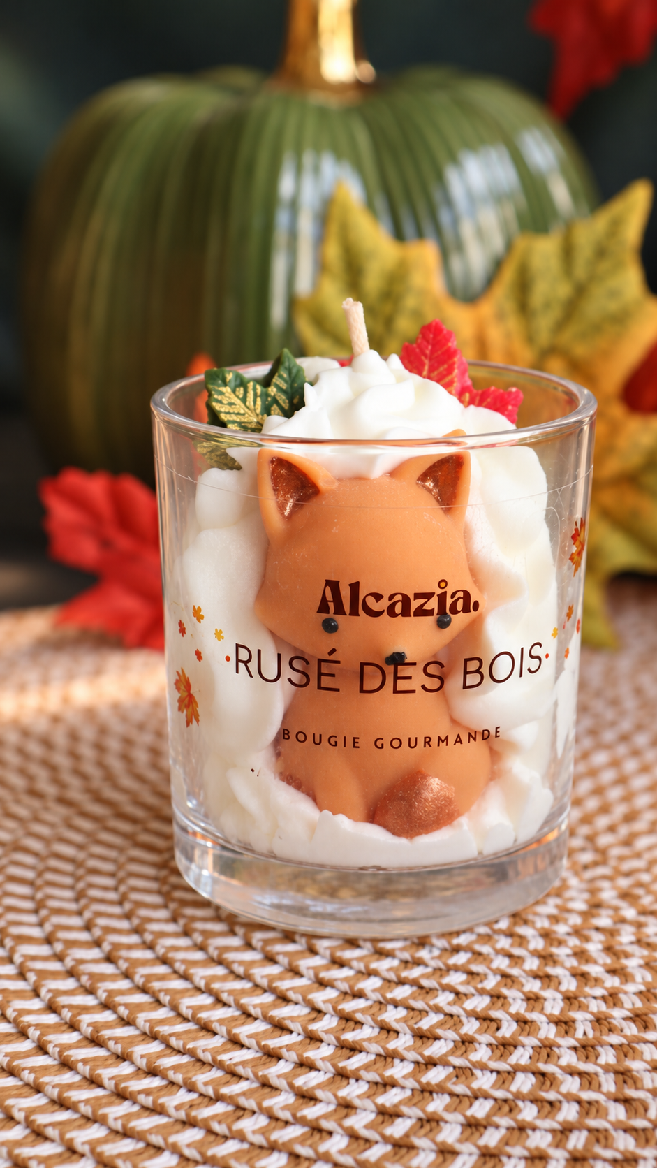 Bougie Rusé des bois Alcazia, renard orange et décor de feuilles sur une cire blanche, parfum Cidre cannelle.